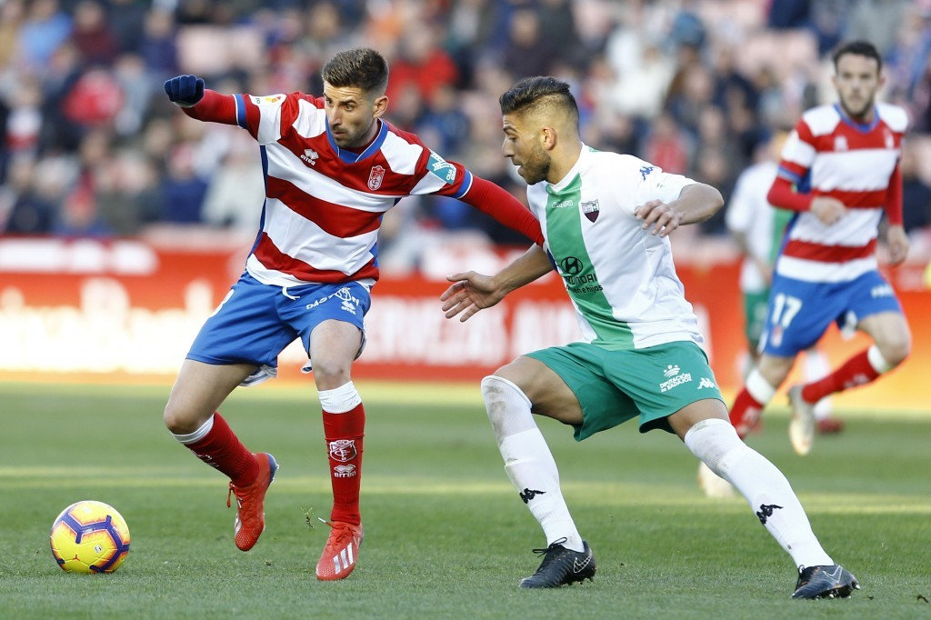 格拉纳达教练力挺年轻球员,赢得球迷掌声